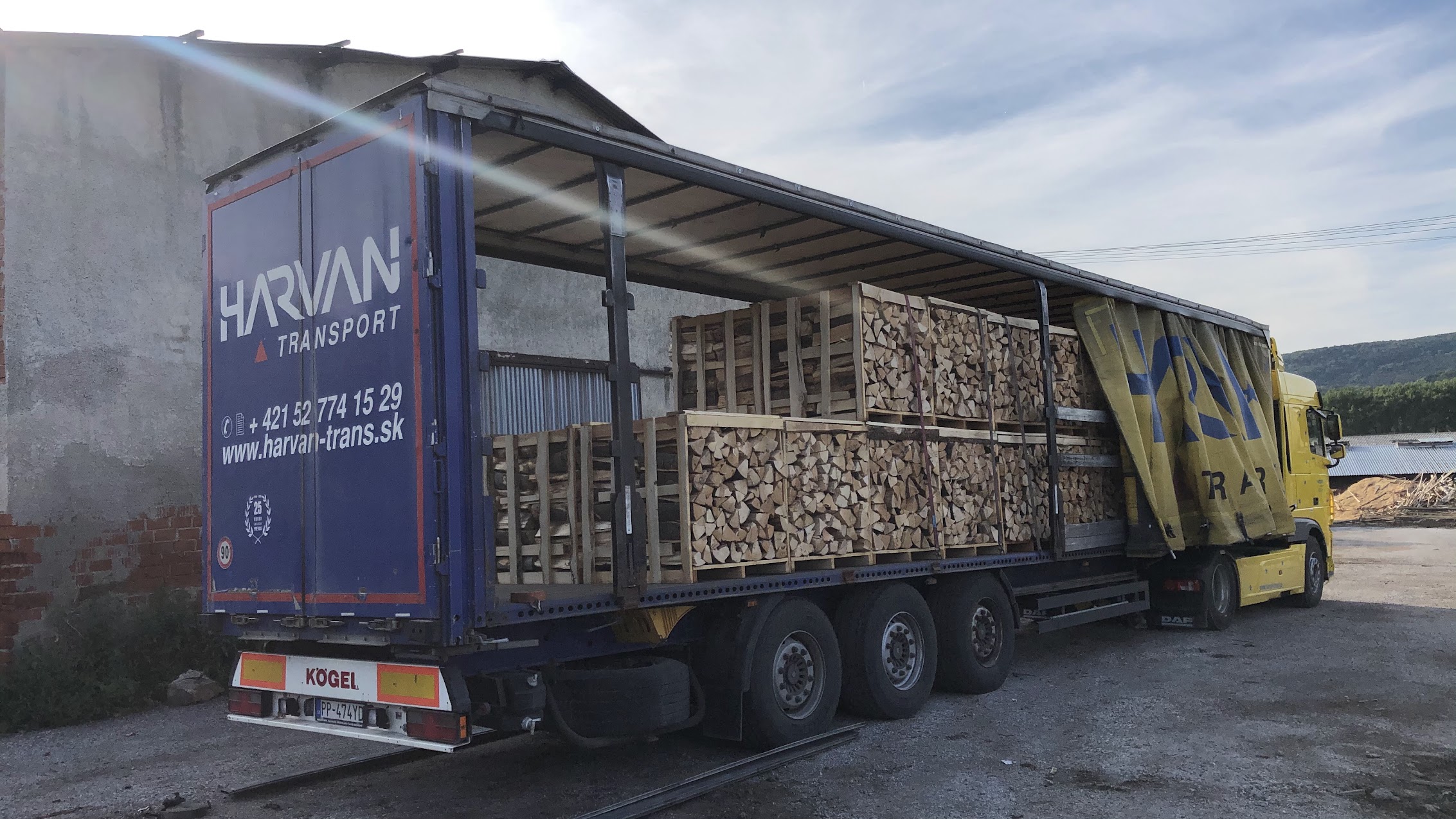 Náves Harvan Transport naložený drevom