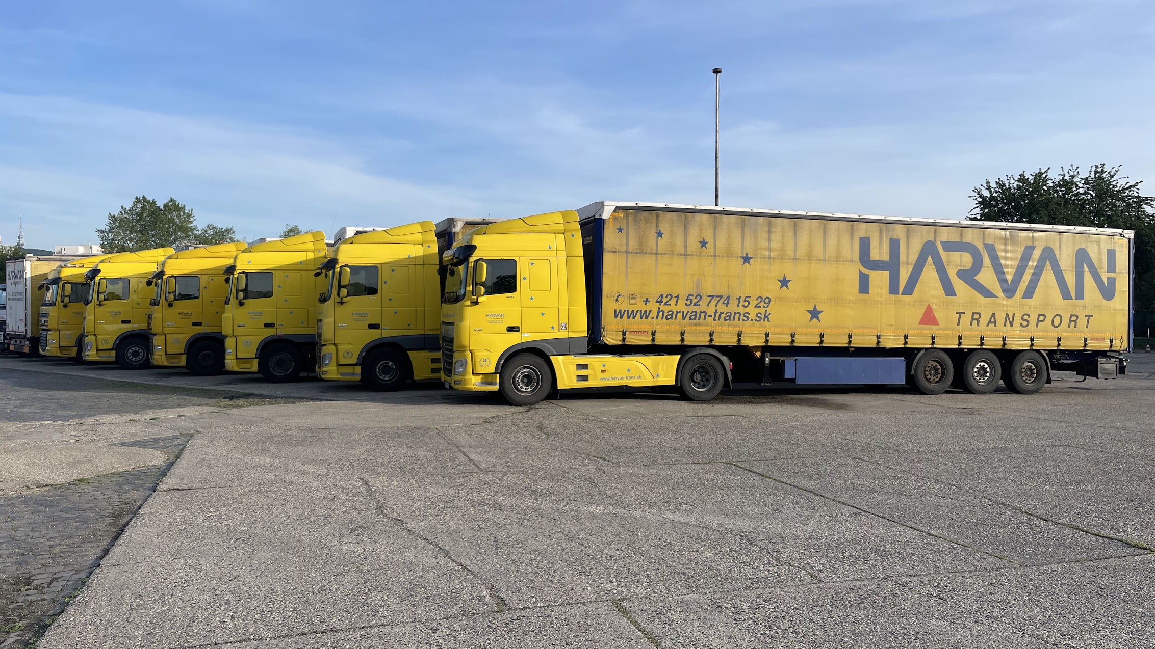 Kolóna ťahačov DAF Harvan Transport