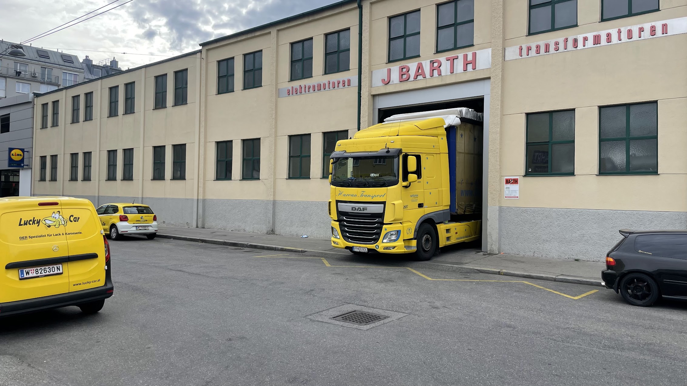 Vozidlo Harvan Transport pri vykládke vo Viedni
