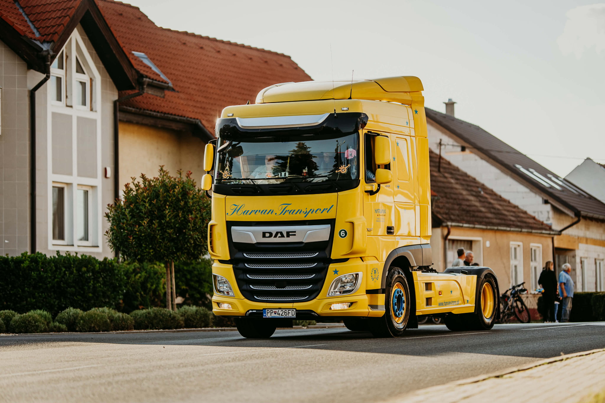 Ťahač DAF Harvan Transport na ceste